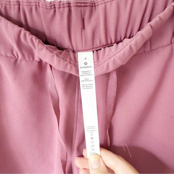 Lululemon On The Fly Short Woven 2.5'" in Misty Merlot Sz 8 - Picture 7 of 8